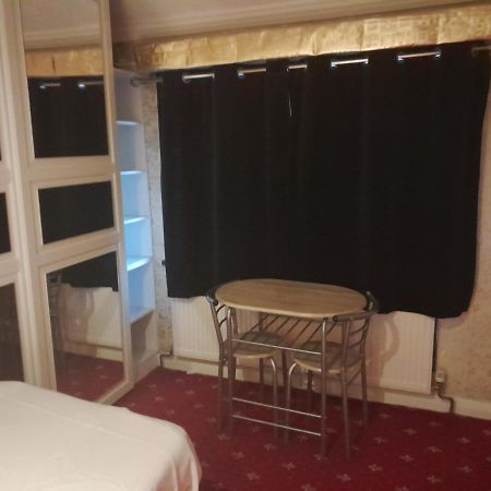 Appartamento Lovely 1-Bed Studio in Londra Esterno foto