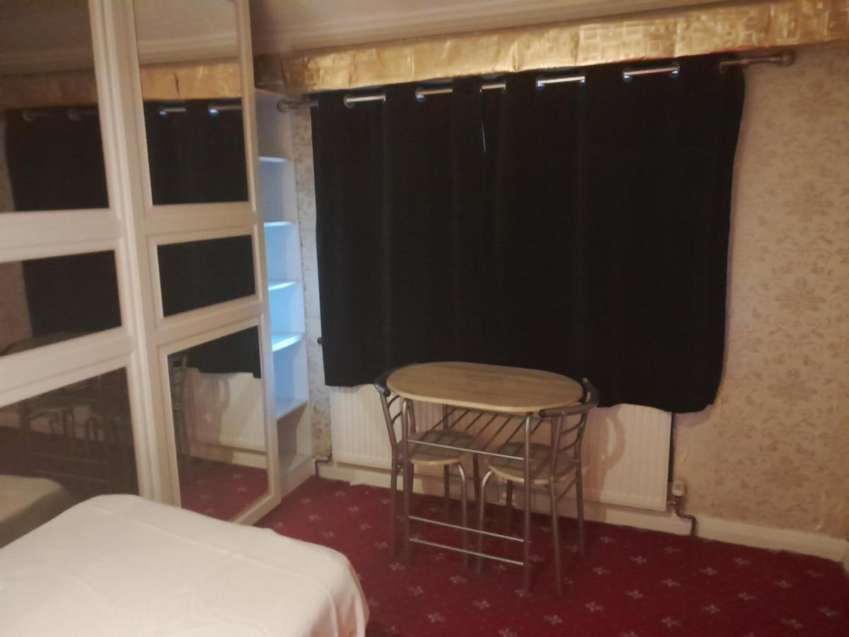 Appartamento Lovely 1-Bed Studio in Londra Esterno foto