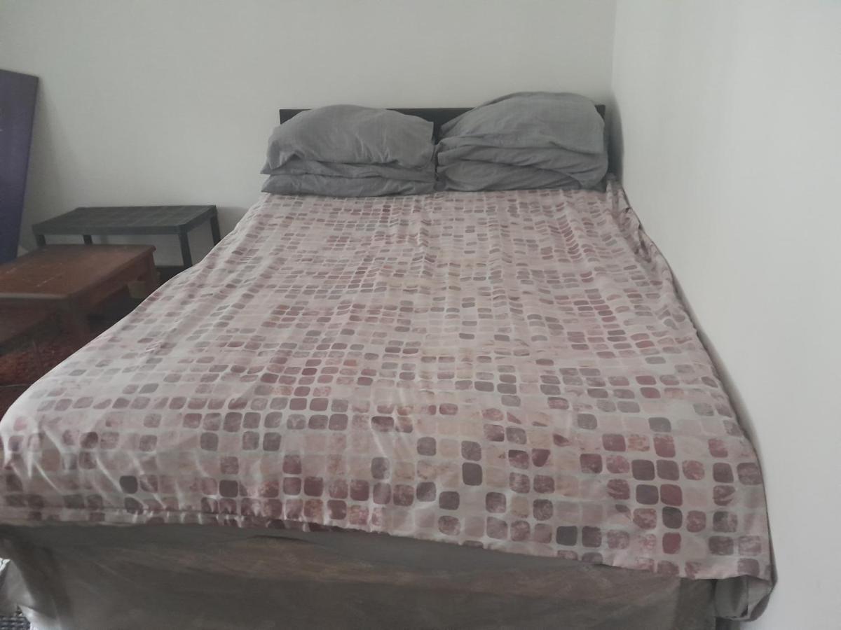 Appartamento Lovely 1-Bed Studio in Londra Esterno foto